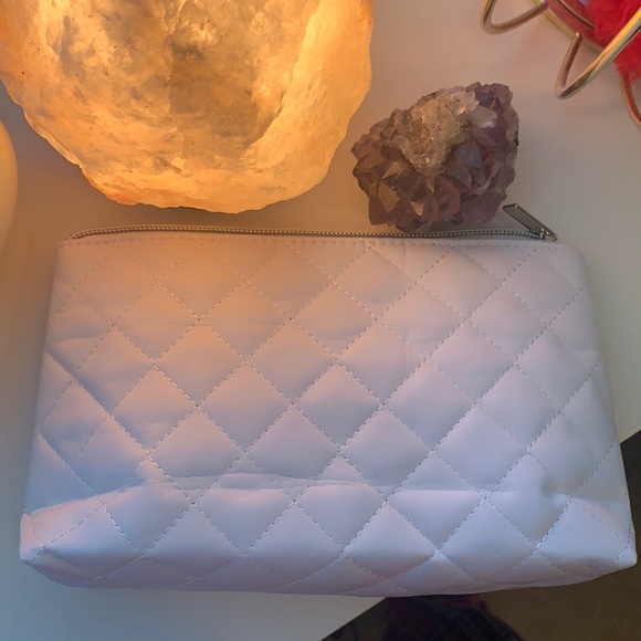 New white quilted makeup bag - Picture 1 of 3